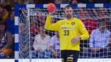 Andreas Wolff hält einen Ball