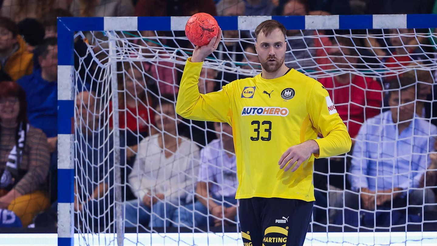 Andreas Wolff hält einen Ball