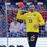Andreas Wolff hält einen Ball