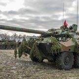 Leichter Spähpanzer  Um zu wissen, wo der Gegner steht, mussten im Zweiten Weltkrieg, schnelle und beweglichen Kräfte der Hauptmacht voraneilen. Dafür baute man leicht gepanzerte Fahrzeuge, die über eine gewisse Feuerkraft verfügten. Angesichts der Luftaufklärung durch Billigdrohnen ist diese Aufgabe heute obsolet geworden. Der AMX-10 RC gehört noch in diese Kategorie. Seinen Einsatz in der Ukraine muss man leider glücklos nennen. Die geringe Panzerung macht ihn zu anfällig für Granatsplitter.  Lesen Sie auch: AMX-10 RC – der französische Mini-Panzer mit großer Kanone