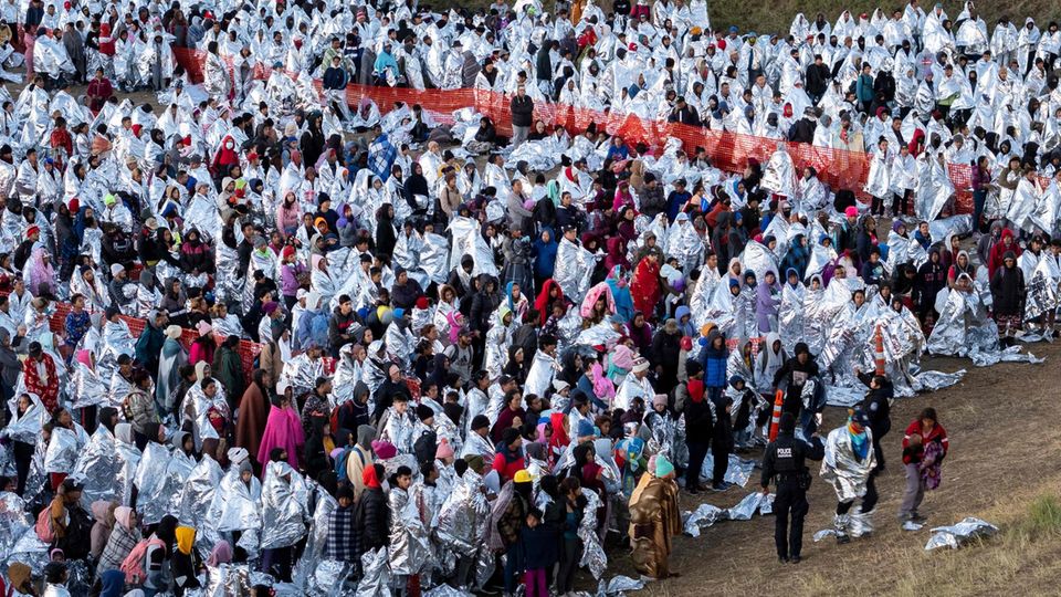 Tausende Migranten, viele in Thermodecken eingewickelt, warten im Transitzentrum in Eagle Pass