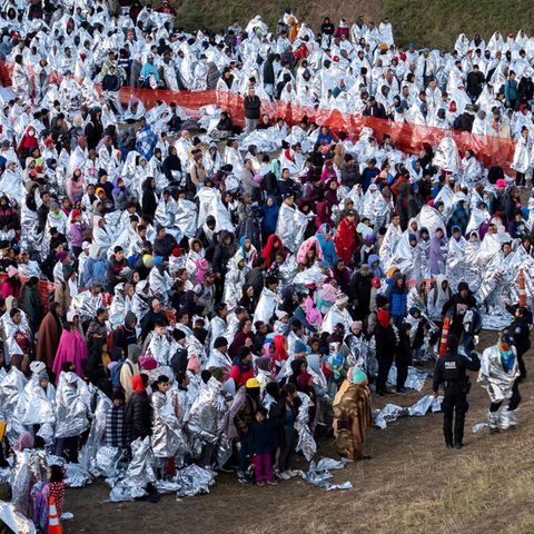 Tausende Migranten, viele in Wärmedecken gehüllt, warten im Transitzentrum in Eagle Pass