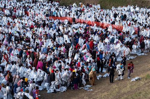Tausende Migranten, viele in Wärmedecken gehüllt, warten im Transitzentrum in Eagle Pass