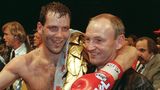 Henry Maske (links) und sein Trainer Manfred Wolke Arm im Arm nach der Siegerehrung 1993