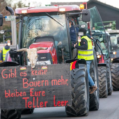 Bayern, Günzburg: Eine Kundgebung des Bauernverbandes gegen die Sparpläne der Bundesregierung