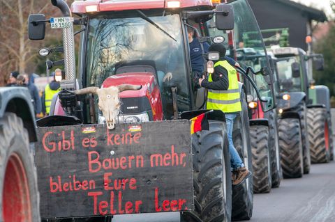 Bayern, Günzburg: Eine Kundgebung des Bauernverbandes gegen die Sparpläne der Bundesregierung