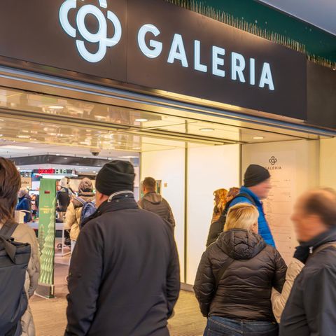 Kunden strömen in das Kaufhaus Galeria in München