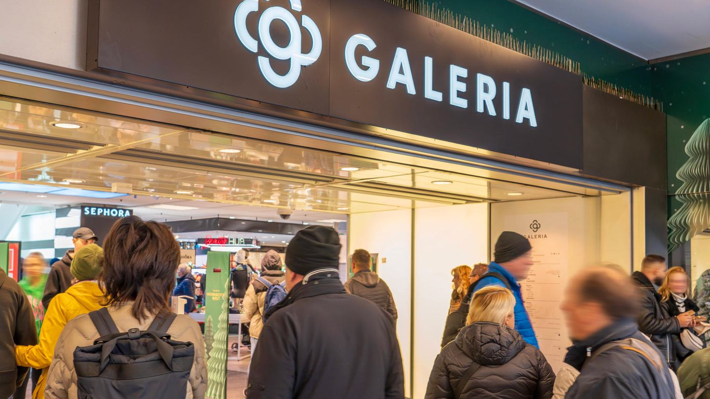 Kunden strömen in das Kaufhaus Galeria in München