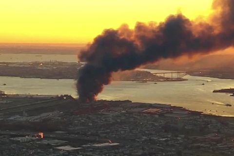 Video: New Jersey: Großfeuer in Lagerhalle