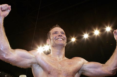 Henry Maske mit hochgerissenen Armen im Boxring