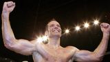 Henry Maske mit hochgerissenen Armen im Boxring