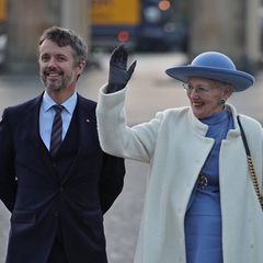 Kronprinz Frederik neben seiner Mutter Königin Margrethe II.