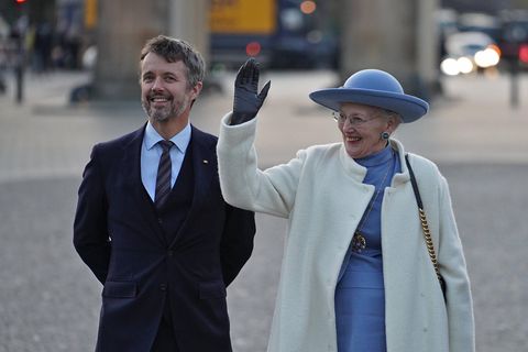 Kronprinz Frederik neben seiner Mutter Königin Margrethe II.