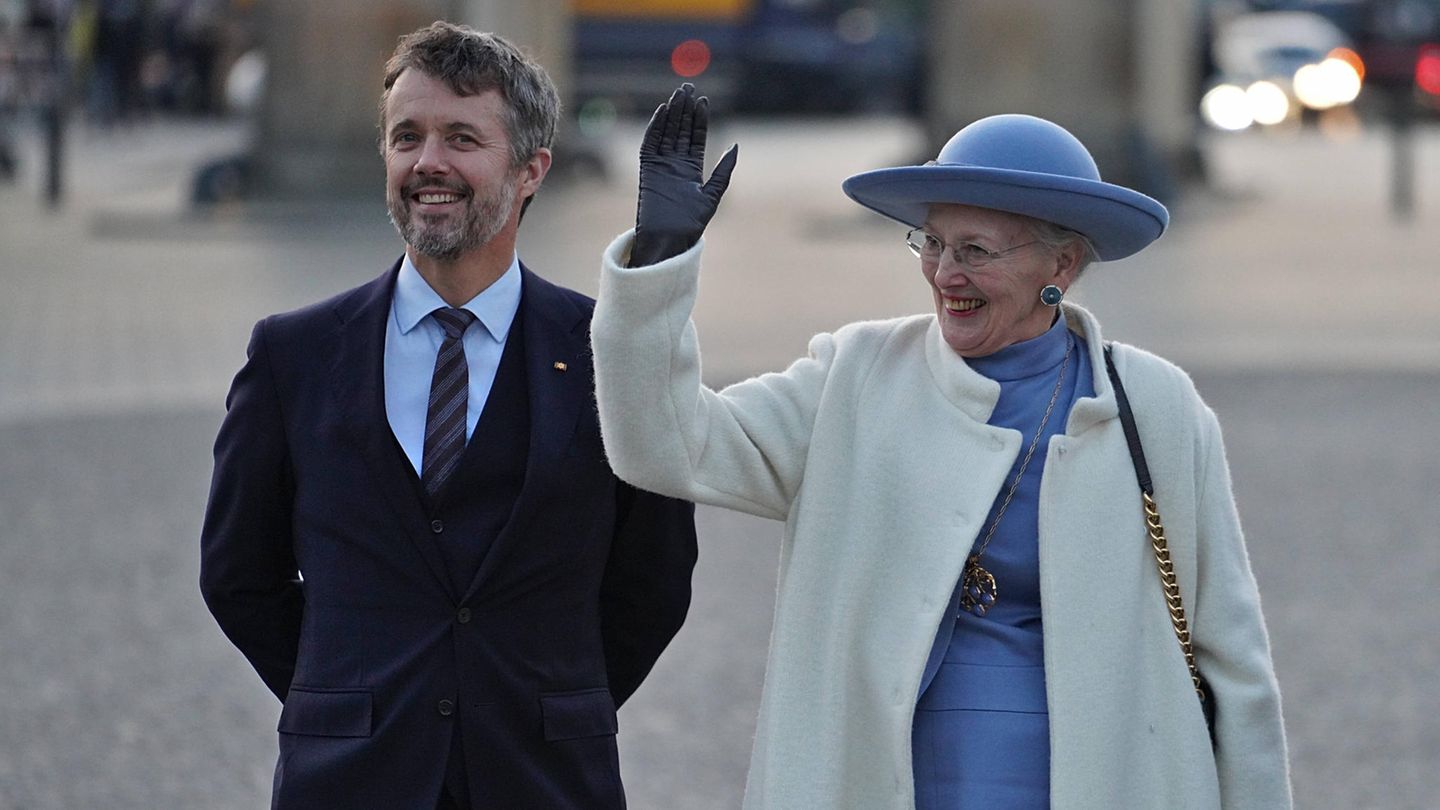 Kronprinz Frederik neben seiner Mutter Königin Margrethe II.