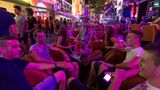 11. Malta für Partytiere  Paceville in St. Julian's ist das bekannteste Partyviertel auf Malta und bietet eine Fülle von Clubs aller Musikrichtungen, Bars und Restaurants. Diese Stimmung aus Musik, lässigen Bars, internationalem Publikum und lauen Sommernächten ist unschlagbar. Cocktailfreunde sollten im Thirsty Barber vorbeischauen, von außen unscheinbar, doch laut Umfragen eine der besten Cocktailbars der Insel. Gute 30 Minuten zu Fuß entfernt ist das zweite Partyzentrum: Sliema. Auch hier reihen sich Clubs, Bars und Restaurants aneinander. 