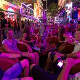11. Malta für Partytiere  Paceville in St. Julian's ist das bekannteste Partyviertel auf Malta und bietet eine Fülle von Clubs aller Musikrichtungen, Bars und Restaurants. Diese Stimmung aus Musik, lässigen Bars, internationalem Publikum und lauen Sommernächten ist unschlagbar. Cocktailfreunde sollten im Thirsty Barber vorbeischauen, von außen unscheinbar, doch laut Umfragen eine der besten Cocktailbars der Insel. Gute 30 Minuten zu Fuß entfernt ist das zweite Partyzentrum: Sliema. Auch hier reihen sich Clubs, Bars und Restaurants aneinander. 