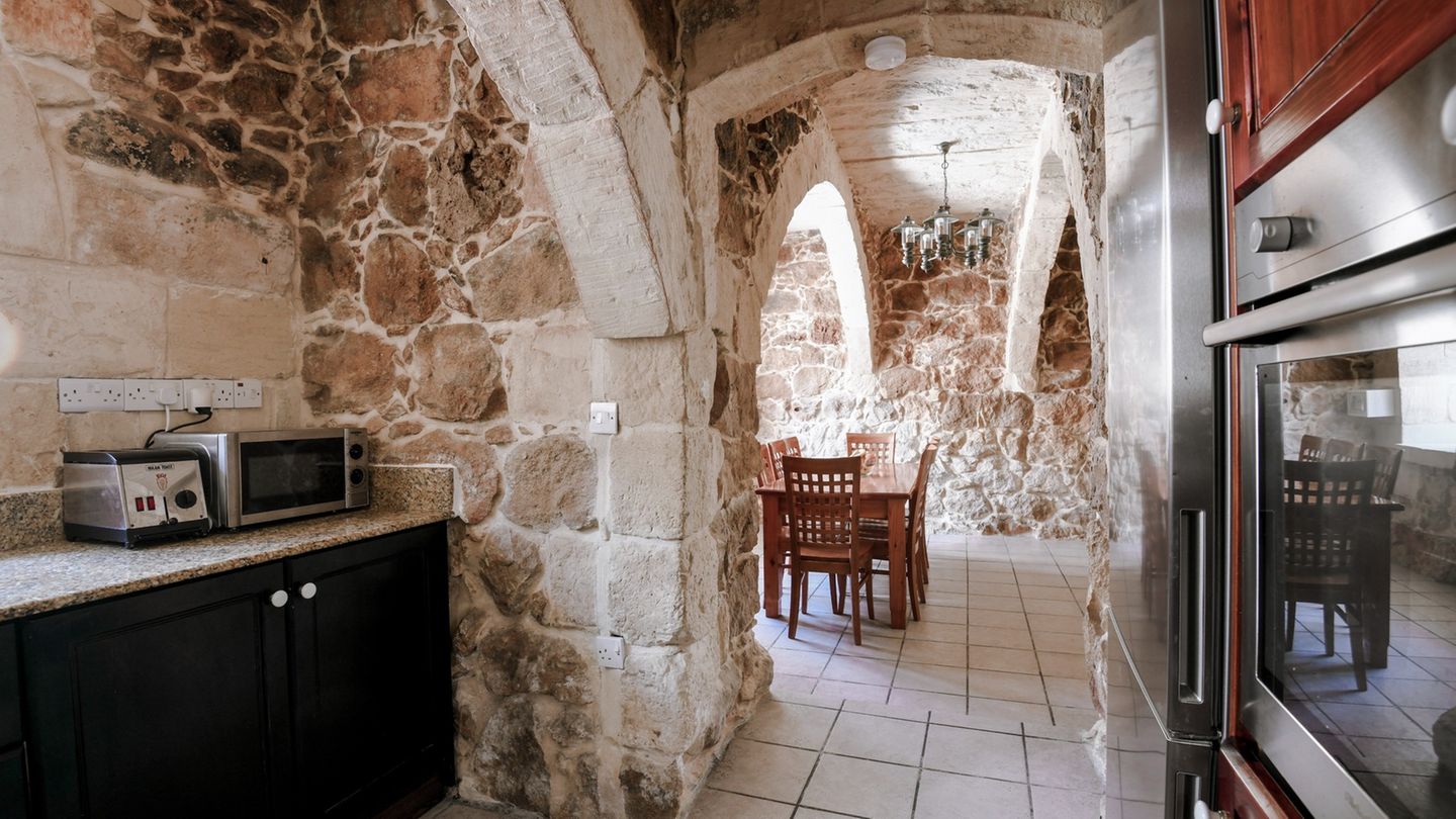 Ein Blik in Kühe und Wohnzimmer eines Comverted Farmhauses auf Malta Ein Blik in Kühe und Wohnzimmer eines Comverted Farmhauses auf Malta