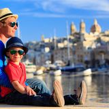 Ein Vater mit seinem Kind am Hafen von Maltas Hauptstadt Valletta