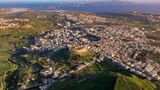 Das Bild zeigt den Blick über Gozos Hauptstrand Victoria hinüber zu Comino und Malta.
