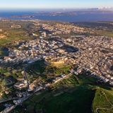 Das Bild zeigt den Blick über Gozos Hauptstrand Victoria hinüber zu Comino und Malta.