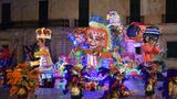 Ein Bild von riesigen beleuchteten Figuren beim Karneval auf Malta