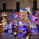 Ein Bild von riesigen beleuchteten Figuren beim Karneval auf Malta