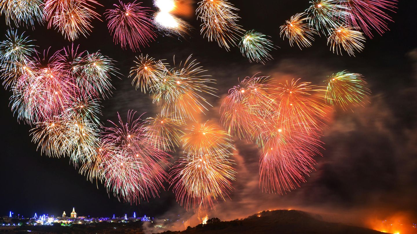 Ruhe, Party und Hochkultur: 6. Der Knaller: Malta International Fireworks Festival Malta hat eine lange Tradition in der Herstellung von Feuerwerkskörpern. Immer im April zeigen die kleinen Manufakturen ihr Können beim Fireworks Festival. Höhepunkt ist der Wettbewerb in der Kategorie "Pyromusical", bei dem die Feuerwerker ihre Raketen im Takt der Musik in den Himmel schießen. Eine im Wortsinn knallbunte Choreographie. In diesem Jahr findet das Fireworks Festival in Xaghra, Marsaxlokk und Valletta vom 21. bis zum 30. April statt. 6. Der Knaller: Malta International Fireworks Festival Malta hat eine lange Tradition in der Herstellung von Feuerwerkskörpern. Immer im April zeigen die kleinen Manufakturen ihr Können beim Fireworks Festival. Höhepunkt ist der Wettbewerb in der Kategorie "Pyromusical", bei dem die Feuerwerker ihre Raketen im Takt der Musik in den Himmel schießen. Eine im Wortsinn knallbunte Choreographie. In diesem Jahr findet das Fireworks Festival in Xaghra, Marsaxlokk und Valletta vom 21. bis zum 30. April statt.
