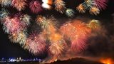 6. Der Knaller: Malta International Fireworks Festival  Malta hat eine lange Tradition in der Herstellung von Feuerwerkskörpern. Immer im April zeigen die kleinen Manufakturen ihr Können beim Fireworks Festival. Höhepunkt ist der Wettbewerb in der Kategorie "Pyromusical", bei dem die Feuerwerker ihre Raketen im Takt der Musik in den Himmel schießen. Eine im Wortsinn knallbunte Choreographie. In diesem Jahr findet das Fireworks Festival in Xaghra, Marsaxlokk und Valletta vom 21. bis zum 30. April statt.