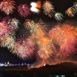 6. Der Knaller: Malta International Fireworks Festival  Malta hat eine lange Tradition in der Herstellung von Feuerwerkskörpern. Immer im April zeigen die kleinen Manufakturen ihr Können beim Fireworks Festival. Höhepunkt ist der Wettbewerb in der Kategorie "Pyromusical", bei dem die Feuerwerker ihre Raketen im Takt der Musik in den Himmel schießen. Eine im Wortsinn knallbunte Choreographie. In diesem Jahr findet das Fireworks Festival in Xaghra, Marsaxlokk und Valletta vom 21. bis zum 30. April statt.