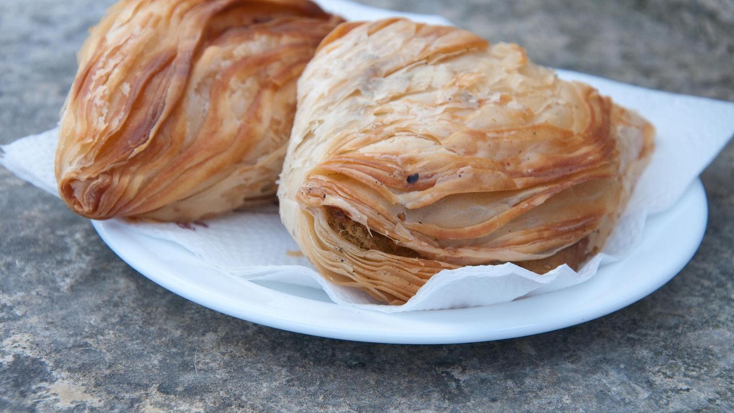 Ruhe, Party und Hochkultur: 4. Sensationelles Streetfood: Leider lecker! Aufgepasst, ein Malta-Urlaub kann auf die Hüften gehen – ganz nebenbei. Maltas lokale Küche ist wie geschaffen für den kleinen Appetit zwischendurch. Es scheint, als hätten die Malteser den Snack erfunden. Insbesondere die schwere herzhafte Variante. Allen voran die Pastizzi, diese kleinen Teigtaschen mit einer Füllung aus Ricotta oder Erbsenpüree. Bei der Ftira blitzt der Brite durch, die maltesische Variante des Sandwichs wird oft mit Thunfisch, Gemüse, Oliven und Kapern angeboten. Oder Gbejniet, würzige Ziegenkäse-Rondellen. Leckeres Fingerfood: Hobz biz-Zejt - ein einfaches, aber leckeres Sandwich mit Tomaten, Olivenöl, Knoblauch und frischem maltesischem Brot. Lust auf Süßes? Qagħaq tal-Għasel ist ein traditionelles maltesisches Honiggebäck. Oder Helwa tat-Tork, ein süßer Snack aus Sesamsamen, Zucker und Mandeln. Und zum Herunterspülen an heißen Tagen ein Kinnie. Das klassische maltesische Erfrischungsgetränk, aus Bitterorangen, Kräutern und Gewürzen. 4. Sensationelles Streetfood: Leider lecker! Aufgepasst, ein Malta-Urlaub kann auf die Hüften gehen – ganz nebenbei. Maltas lokale Küche ist wie geschaffen für den kleinen Appetit zwischendurch. Es scheint, als hätten die Malteser den Snack erfunden. Insbesondere die schwere herzhafte Variante. Allen voran die Pastizzi, diese kleinen Teigtaschen mit einer Füllung aus Ricotta oder Erbsenpüree. Bei der Ftira blitzt der Brite durch, die maltesische Variante des Sandwichs wird oft mit Thunfisch, Gemüse, Oliven und Kapern angeboten. Oder Gbejniet, würzige Ziegenkäse-Rondellen. Leckeres Fingerfood: Hobz biz-Zejt - ein einfaches, aber leckeres Sandwich mit Tomaten, Olivenöl, Knoblauch und frischem maltesischem Brot. Lust auf Süßes? Qagħaq tal-Għasel ist ein traditionelles maltesisches Honiggebäck. Oder Helwa tat-Tork, ein süßer Snack aus Sesamsamen, Zucker und Mandeln. Und zum Herunterspülen an heißen Tagen ein Kinnie. Das klassische maltesische Erfrischungsgetränk, aus Bitterorangen, Kräutern und Gewürzen.
