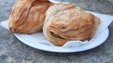 4. Sensationelles Streetfood: Leider lecker!  Aufgepasst, ein Malta-Urlaub kann auf die Hüften gehen – ganz nebenbei. Maltas lokale Küche ist wie geschaffen für den kleinen Appetit zwischendurch. Es scheint, als hätten die Malteser den Snack erfunden. Insbesondere die schwere herzhafte Variante. Allen voran die Pastizzi, diese kleinen Teigtaschen mit einer Füllung aus Ricotta oder Erbsenpüree. Bei der Ftira blitzt der Brite durch, die maltesische Variante des Sandwichs wird oft mit Thunfisch, Gemüse, Oliven und Kapern angeboten. Oder Gbejniet, würzige Ziegenkäse-Rondellen. Leckeres Fingerfood: Hobz biz-Zejt - ein einfaches, aber leckeres Sandwich mit Tomaten, Olivenöl, Knoblauch und frischem maltesischem Brot. Lust auf Süßes? Qagħaq tal-Għasel ist ein traditionelles maltesisches Honiggebäck. Oder Helwa tat-Tork, ein süßer Snack aus Sesamsamen, Zucker und Mandeln. Und zum Herunterspülen an heißen Tagen ein Kinnie. Das klassische maltesische Erfrischungsgetränk, aus Bitterorangen, Kräutern und Gewürzen.