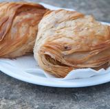 4. Sensationelles Streetfood: Leider lecker!  Aufgepasst, ein Malta-Urlaub kann auf die Hüften gehen – ganz nebenbei. Maltas lokale Küche ist wie geschaffen für den kleinen Appetit zwischendurch. Es scheint, als hätten die Malteser den Snack erfunden. Insbesondere die schwere herzhafte Variante. Allen voran die Pastizzi, diese kleinen Teigtaschen mit einer Füllung aus Ricotta oder Erbsenpüree. Bei der Ftira blitzt der Brite durch, die maltesische Variante des Sandwichs wird oft mit Thunfisch, Gemüse, Oliven und Kapern angeboten. Oder Gbejniet, würzige Ziegenkäse-Rondellen. Leckeres Fingerfood: Hobz biz-Zejt - ein einfaches, aber leckeres Sandwich mit Tomaten, Olivenöl, Knoblauch und frischem maltesischem Brot. Lust auf Süßes? Qagħaq tal-Għasel ist ein traditionelles maltesisches Honiggebäck. Oder Helwa tat-Tork, ein süßer Snack aus Sesamsamen, Zucker und Mandeln. Und zum Herunterspülen an heißen Tagen ein Kinnie. Das klassische maltesische Erfrischungsgetränk, aus Bitterorangen, Kräutern und Gewürzen.