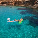 2 . Das Wetter!  Malta bietet an durchschnittlich 300 Tagen im Jahr Sonnenwetter. Der Sommer ist trocken mit Tagestemperaturen von bis zu 40 Grad, die sich jedoch durch die trockene Luft und eine stetige Brise vom Meer aus Nordwest nicht so anfühlen. Nachts hingegen dreht der Wind und feuchte Luft strömt nach, es wird schwül, fast tropisch. Wer in der Zeit zwischen Ende Juni und August auf Malta weilt, sollte auf klimatisierte Unterkünfte achten. In der Frühsaison von April bis Juni und im Spätsommer von September bis Oktober sind die Temperaturen durchweg angenehm warm. Im Laufe des Aprils erreicht auch das Mittelmeer langsam Badetemperaturen von über 21 Grad. Erst im Oktober kühlt das Wasser dann wieder ab. Im maltesischen Winter fallen die Temperaturen nicht unter 13 Grad, perfekt für längere Wandertouren. Regenkleidung und Windbreaker jedoch nicht vergessen, im Winter kann es stürmisch werden.