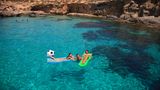 2 . Das Wetter!  Malta bietet an durchschnittlich 300 Tagen im Jahr Sonnenwetter. Der Sommer ist trocken mit Tagestemperaturen von bis zu 40 Grad, die sich jedoch durch die trockene Luft und eine stetige Brise vom Meer aus Nordwest nicht so anfühlen. Nachts hingegen dreht der Wind und feuchte Luft strömt nach, es wird schwül, fast tropisch. Wer in der Zeit zwischen Ende Juni und August auf Malta weilt, sollte auf klimatisierte Unterkünfte achten. In der Frühsaison von April bis Juni und im Spätsommer von September bis Oktober sind die Temperaturen durchweg angenehm warm. Im Laufe des Aprils erreicht auch das Mittelmeer langsam Badetemperaturen von über 21 Grad. Erst im Oktober kühlt das Wasser dann wieder ab. Im maltesischen Winter fallen die Temperaturen nicht unter 13 Grad, perfekt für längere Wandertouren. Regenkleidung und Windbreaker jedoch nicht vergessen, im Winter kann es stürmisch werden.