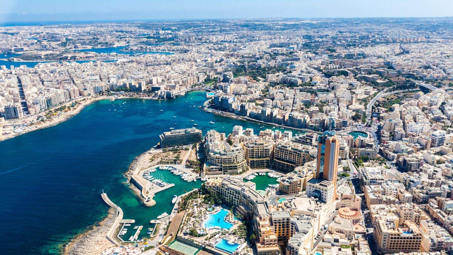 1. Auf Malta liegt alles dicht beisammen  Malta und die beiden Nebeninseln Gozo und Comino sind zusammen etwa so groß wie München, und wie in der bayerischen Landeshauptstadt lässt sich auch auf Malta nahezu alles mit dem Linienbus erreichen, Bahnen gibt es auf der Insel nicht. Die etwa 80 Buslinien bringen einen werktags zwischen 5 und 23 Uhr fast überall hin. Am Wochenende fahren für Nachtschwärmer zusätzlich die sogenannten Nightlines. Selbst die weiteste Strecke einmal längs über die Insel vom beschaulichen Fischerdorf Marsaxlokk bis zum Fährhafen Cirkewwa ist in zwei Stunden geschafft – Sightseeing inklusive für lediglich zwei Euro. Einzig an der Zuverlässigkeit könnte das Busunternehmen arbeiten. Am besten Ruhe bewahren, wenn der Bus länger auf sich warten lässt und zeitlich nie zu knapp planen. Wer in seinen Malta-Urlaub häufiger den Bus nehmen möchte, sollte sich die "Tallinja-App“ des maltesischen Verkehrsverbundes installieren. Einzeltickets gibt es beim Busfahrer, günstiger werden Wochentickets. Mit dem Mietwagen ist man zwar noch schneller an seinen Zielen, doch Autofahren ist auf den überlasteten, oft engen Straßen Maltas und dem Linksverkehr nicht immer ein Vergnügen.  
