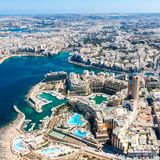 1. Auf Malta liegt alles dicht beisammen  Malta und die beiden Nebeninseln Gozo und Comino sind zusammen etwa so groß wie München, und wie in der bayerischen Landeshauptstadt lässt sich auch auf Malta nahezu alles mit dem Linienbus erreichen, Bahnen gibt es auf der Insel nicht. Die etwa 80 Buslinien bringen einen werktags zwischen 5 und 23 Uhr fast überall hin. Am Wochenende fahren für Nachtschwärmer zusätzlich die sogenannten Nightlines. Selbst die weiteste Strecke einmal längs über die Insel vom beschaulichen Fischerdorf Marsaxlokk bis zum Fährhafen Cirkewwa ist in zwei Stunden geschafft – Sightseeing inklusive für lediglich zwei Euro. Einzig an der Zuverlässigkeit könnte das Busunternehmen arbeiten. Am besten Ruhe bewahren, wenn der Bus länger auf sich warten lässt und zeitlich nie zu knapp planen. Wer in seinen Malta-Urlaub häufiger den Bus nehmen möchte, sollte sich die "Tallinja-App“ des maltesischen Verkehrsverbundes installieren. Einzeltickets gibt es beim Busfahrer, günstiger werden Wochentickets. Mit dem Mietwagen ist man zwar noch schneller an seinen Zielen, doch Autofahren ist auf den überlasteten, oft engen Straßen Maltas und dem Linksverkehr nicht immer ein Vergnügen.  