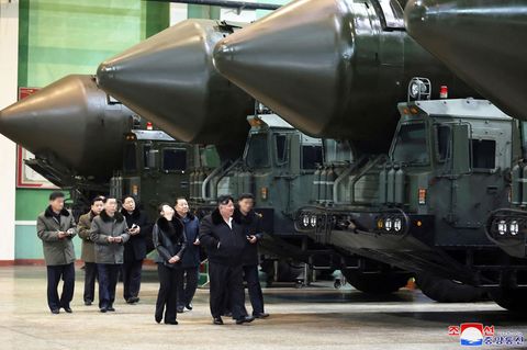 Kim Jong Un und Tochter Ju Ae schauen sich Raketen an