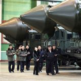 Kim Jong Un und Tochter Ju Ae schauen sich Raketen an