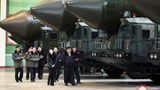 Kim Jong Un und Tochter Ju Ae schauen sich Raketen an