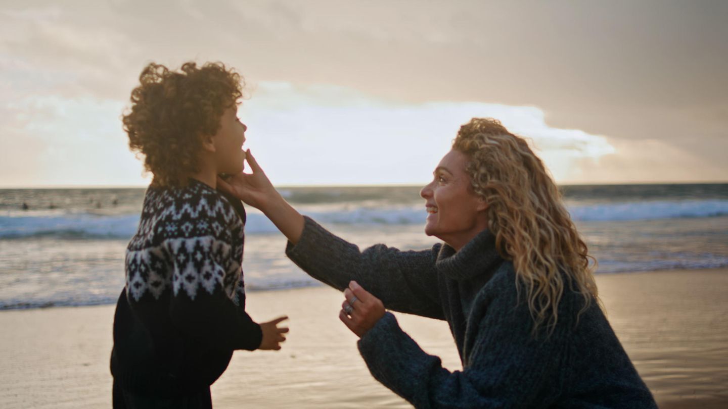 Kind mit Mutter am Strand