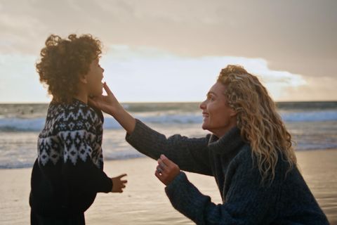 Kind mit Mutter am Strand