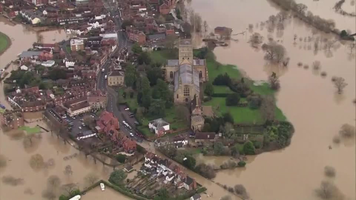 Video: England kämpft mit Überflutungen
