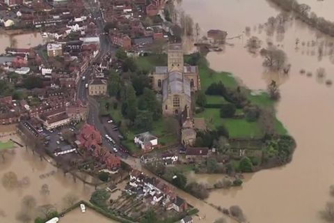 Video: England kämpft mit Überflutungen