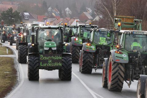 Landwirte demonstrieren mit ihren Traktoren auf der Bundesstraße 7 in Thüringen gegen die Agrarpolitik der Ampel-Regierung