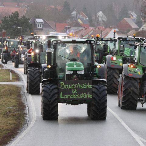 Landwirte demonstrieren mit ihren Traktoren auf der Bundesstraße 7 in Thüringen gegen die Agrarpolitik der Ampel-Regierung