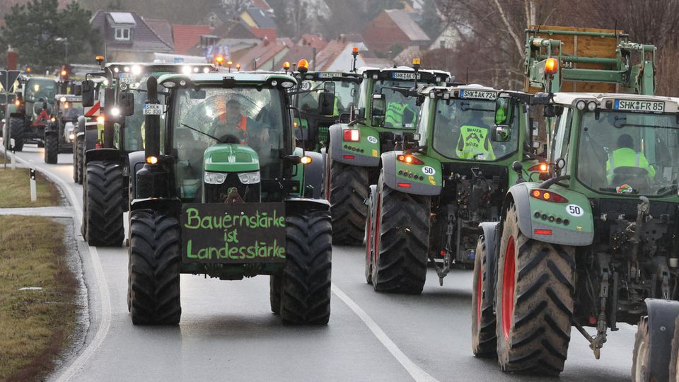 Landwirte demonstrieren mit ihren Traktoren auf der Bundesstraße 7 in Thüringen gegen die Agrarpolitik der Ampel-Regierung