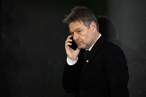 Bundeswirtschaftsminister Robert Habeck hält sich ein Telefon ans Ohr