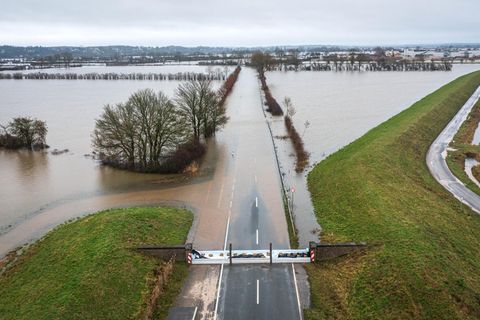 Diverse Straßen wie hier in Niedersachsen mussten wegen des Hochwassers gesperrt werden