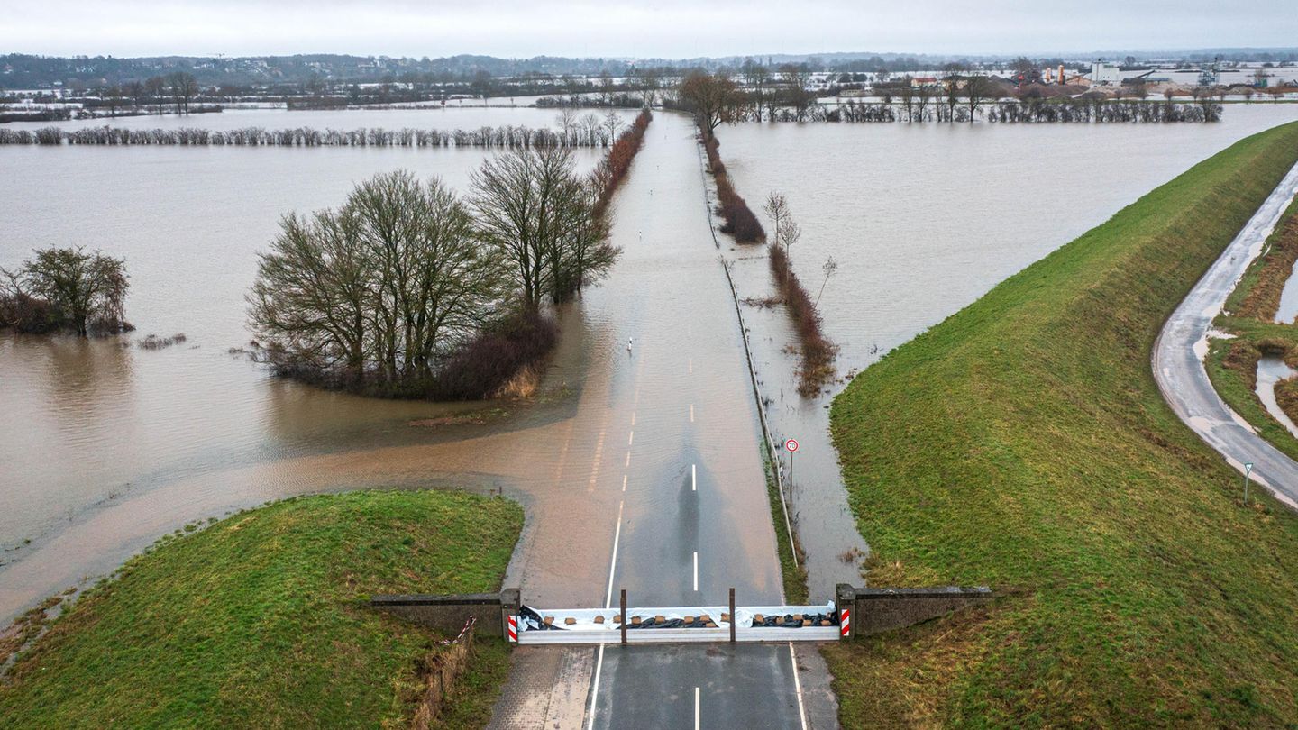 Diverse Straßen wie hier in Niedersachsen mussten wegen des Hochwassers gesperrt werden