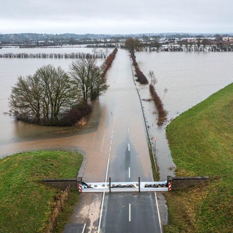 Diverse Straßen wie hier in Niedersachsen mussten wegen des Hochwassers gesperrt werden